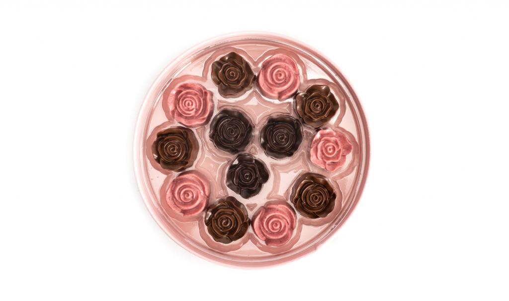 علبة شوكولاتة الوردة الفاخرة 13 حبة وسط من بستاني 