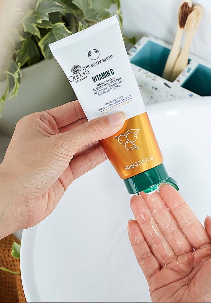 منقي كاشف عن الإشراقة بالفيتامين سي من ذا بودي شوب