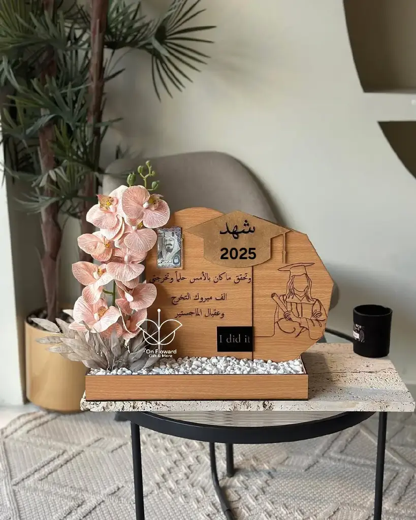 تنسيق استاند للتخرج فقط بدون هدايا جانبيه ❕️
(بإمكانك تعديل خصائص الهديه المعروضه و أضافة الهدايا الجانبيه ان أردت ✅️ )*