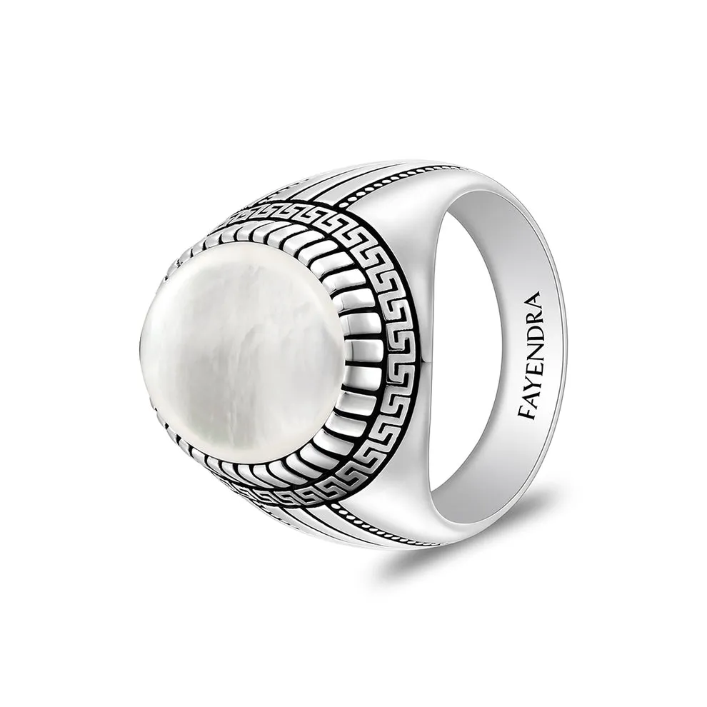 فايندرا

خاتم رجالي من الفضة الخالصة عيار 925 مطلي روديوم و اسود مرصع احجار صدف ابيض كابشون