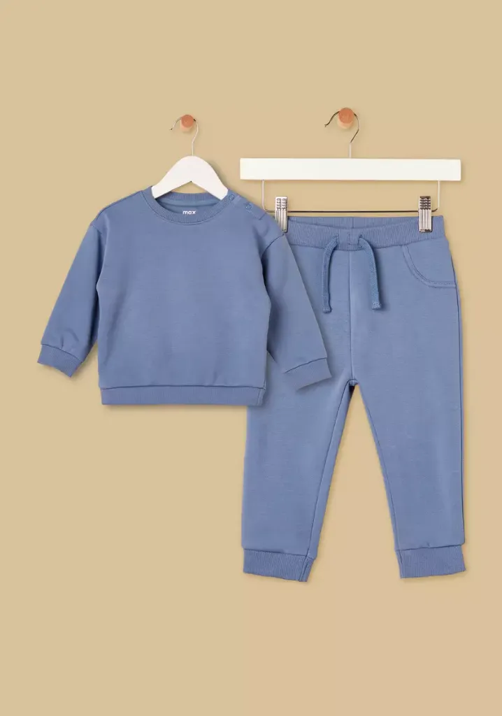 توفير ملابس طقم سويت شيرت سادة وبنطلون رياضي ( من ماكس ) خلال ساعه أو ربما أقل مناسب جداً لتقديمة كهديه