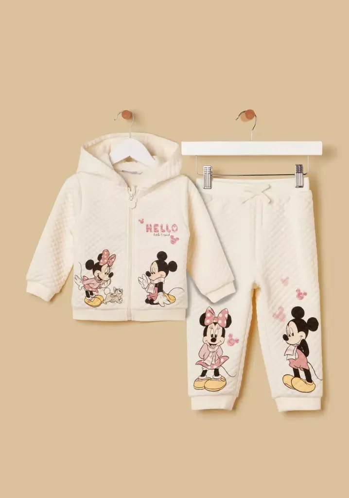 توفير ملابس طقم هودي بسحّاب وبنطلون رياضي مبطّن بطبعات ميكي وميني ماوس ( من ماكس ) خلال ساعه أو ربما أقل مناسب جداً لتقديمة كهديه