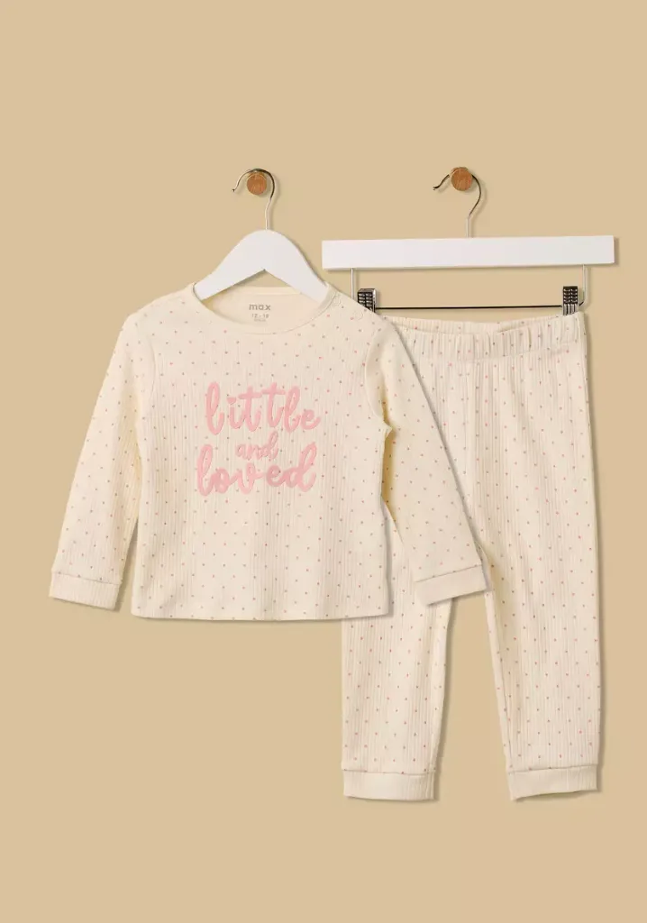 توفير ملابس طقم بيجاما قطن مضلعة بطبعات منقطة ( من ماكس ) خلال ساعه أو ربما أقل مناسب جداً لتقديمة كهديه